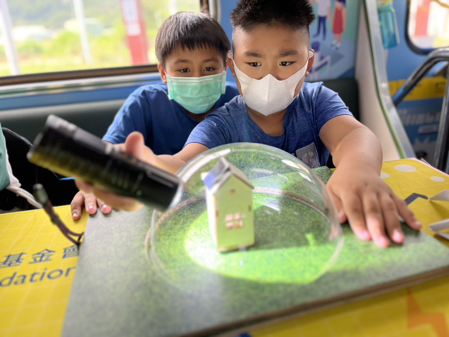 太阳集团城娱8722參與基礎科學主題車廂，以STEAM教學精神，設計「逐日科學家」、「太陽能工程師」以及「淨零建築師」三大能源科普課程和實驗