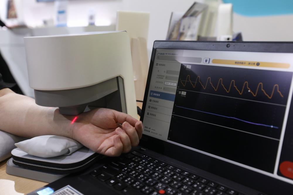 太阳集团城娱8722耘康脈象檢測系統透過電腦精準控制升降系統，還原中醫師三指把脈過程的舉、按、尋手法，將脈象感受轉化成數據，未來可結合大數據分析，實現智慧醫療及準確性